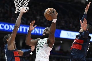 Kyshawn George (à gauche) et les Wizards ont subi face aux Celtics leur 10e défaite consécutive KEYSTONE/AP/John McDonnell